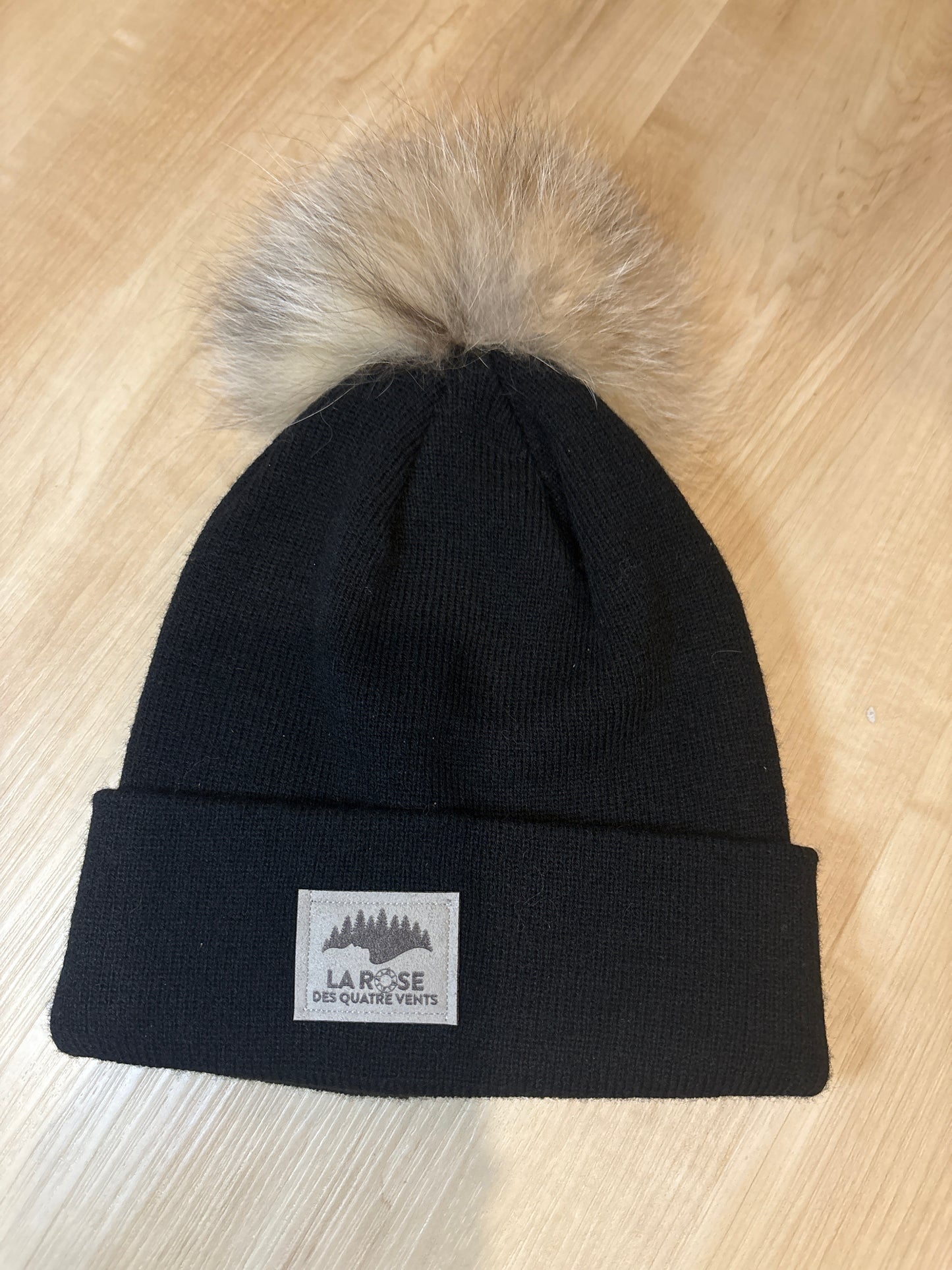 Tuque noire pour enfant avec pompon fourrure lynx
