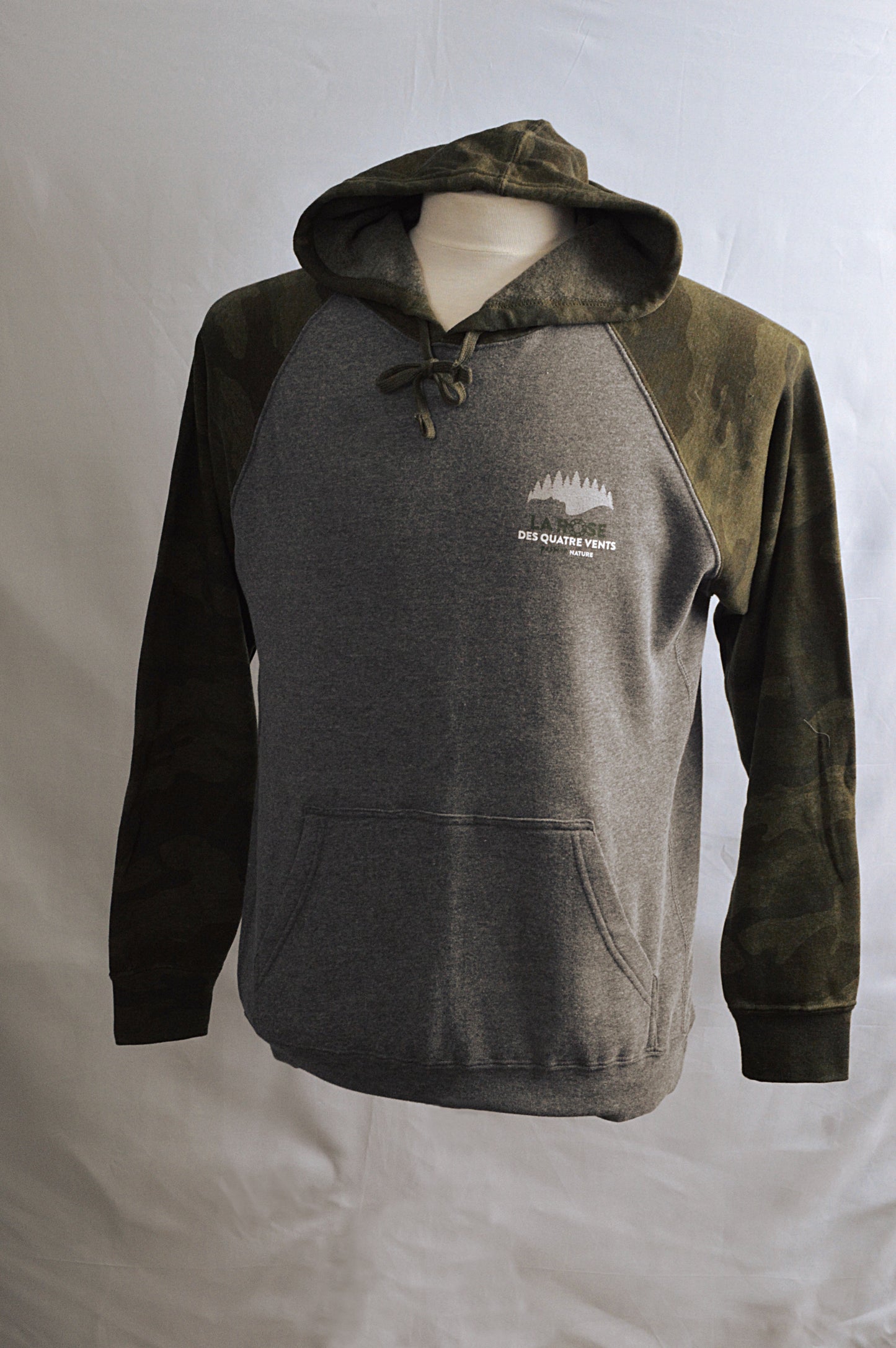 Hoodie gris et vert armé avec orignal arrière