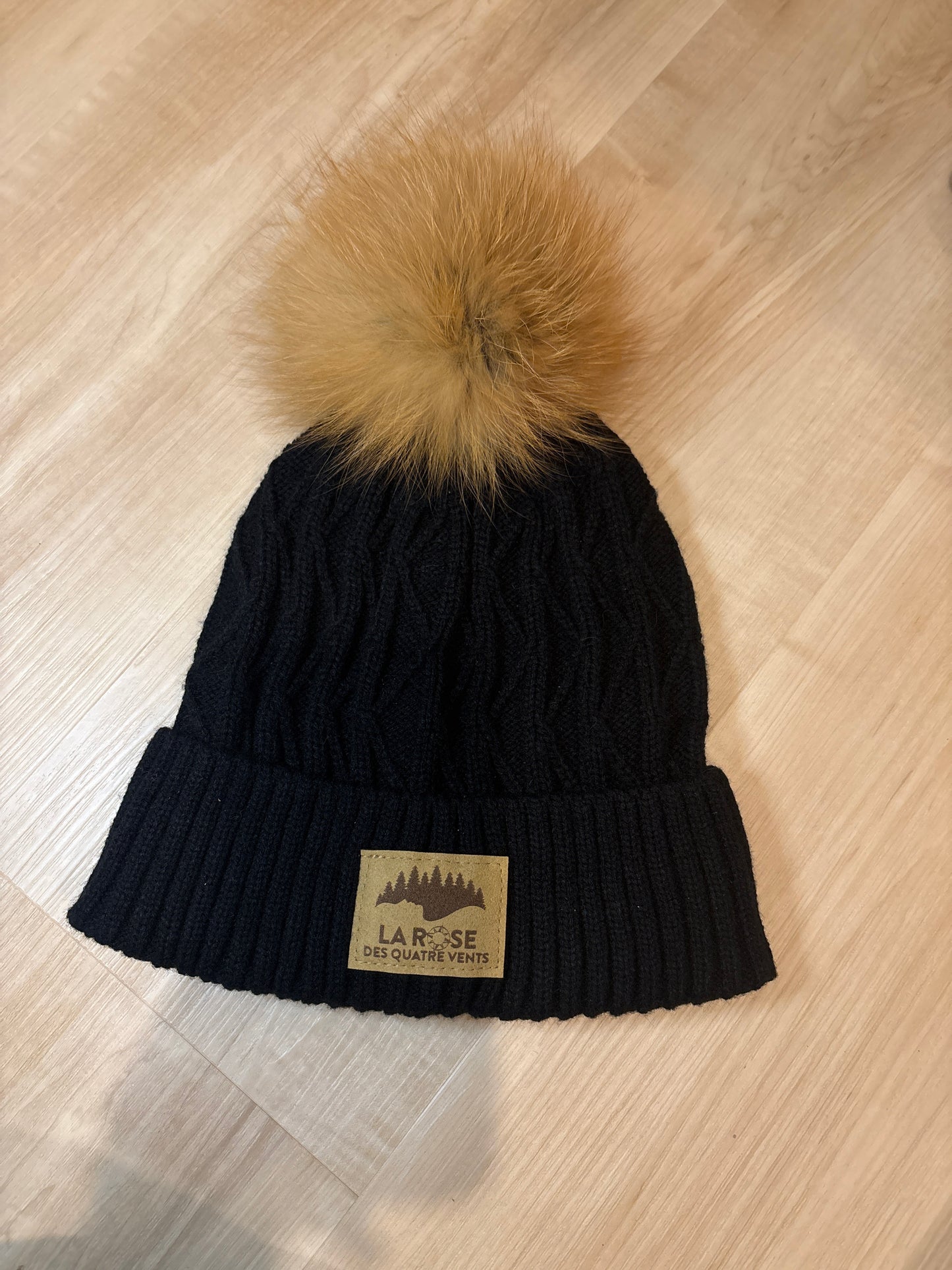 Tuque noire avec pompon fourrure renard roux