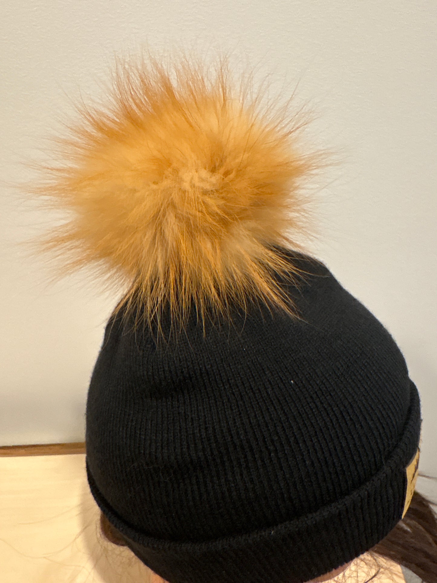 Tuque noire pour enfant avec pompon fourrure renard