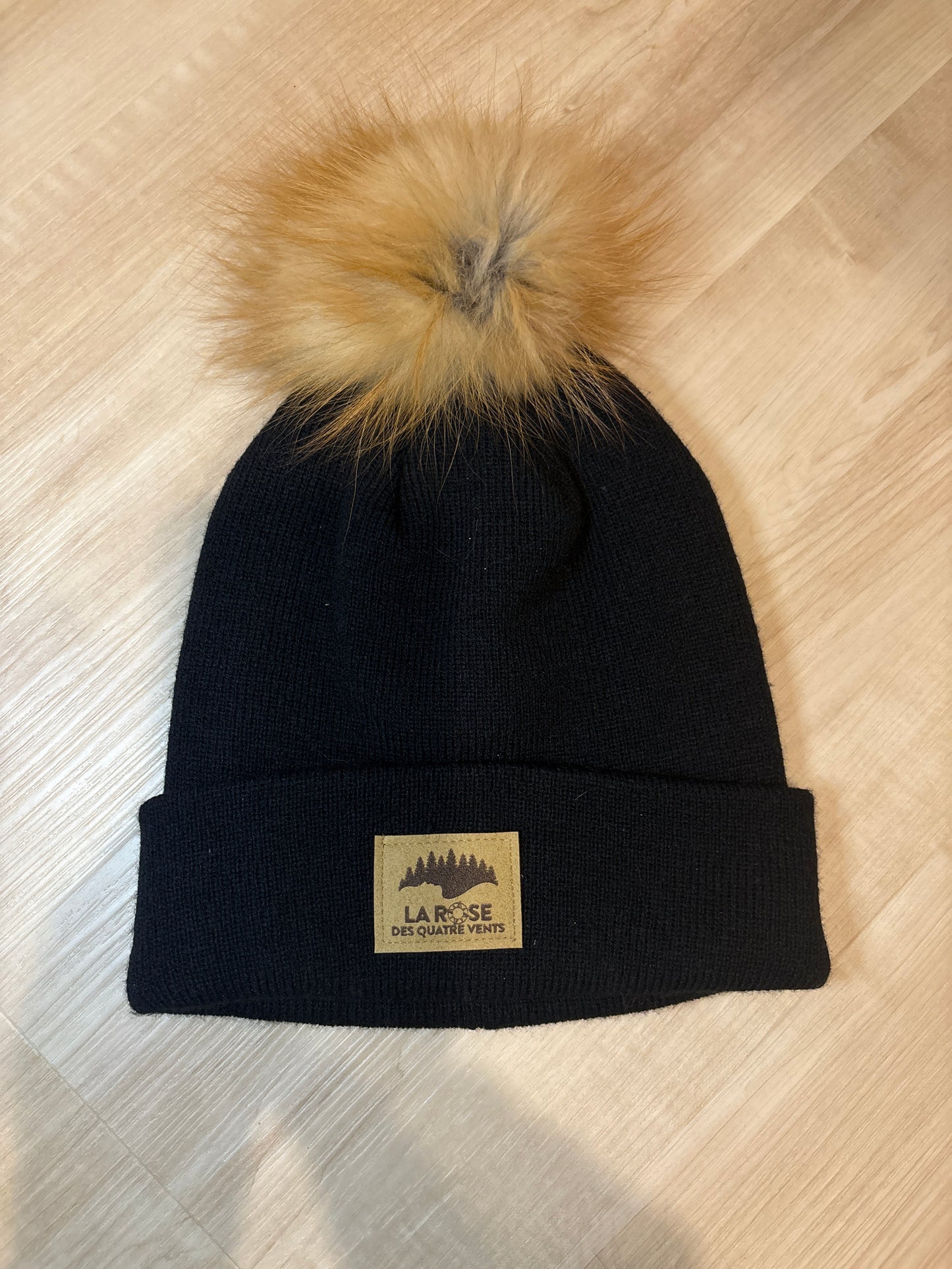 Tuque noire pour enfant avec pompon fourrure renard