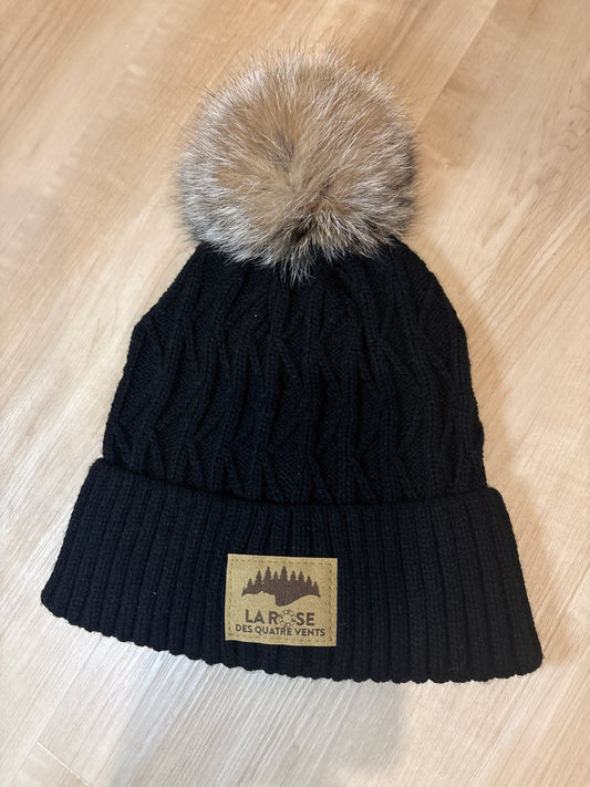 Tuque noire avec pompon fourrure lynx