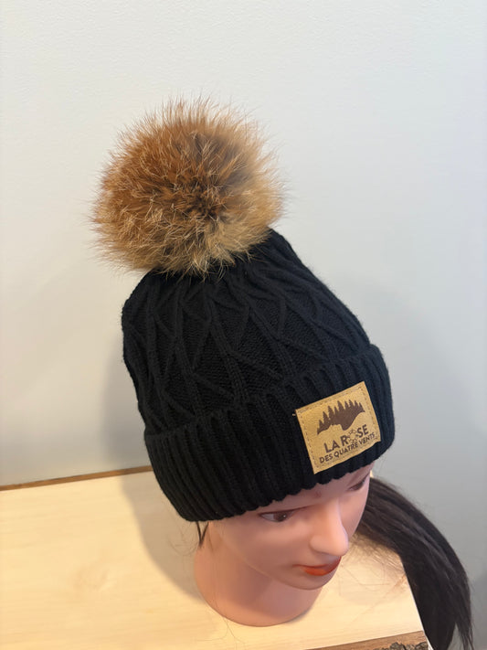 Tuque noire avec pompon fourrure lynx