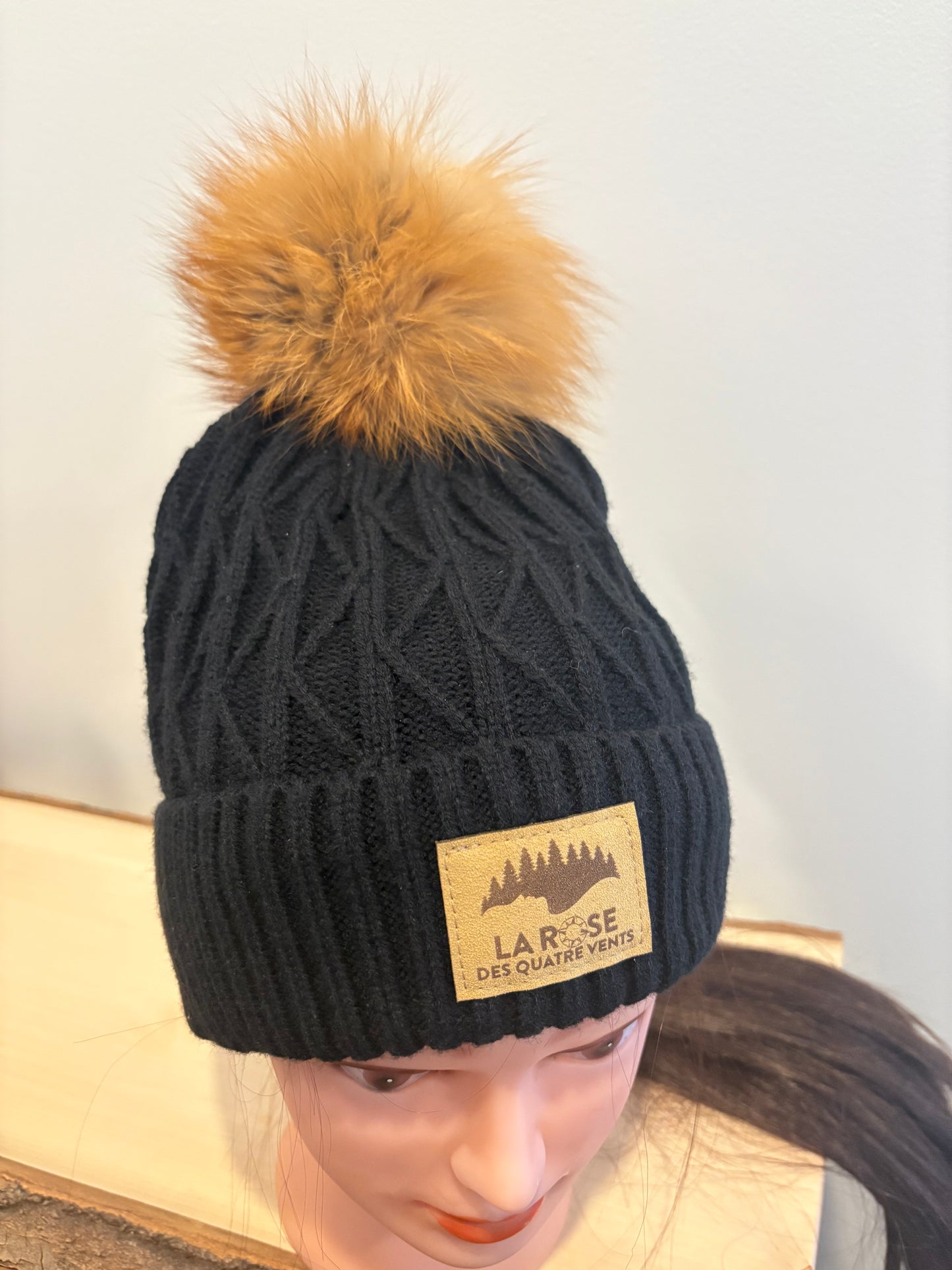 Tuque noire avec pompon fourrure renard roux